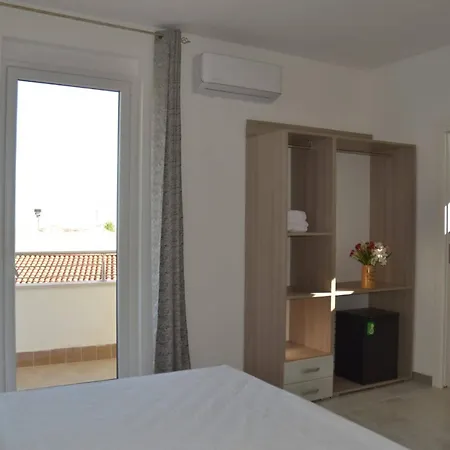 Bed & Breakfast Uria Monolocali Con E Senza Angolo Cottura 3*