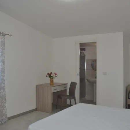 Couette-café Uria Monolocali Con E Senza Angolo Cottura 3*