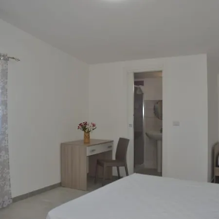 Couette-café Uria Monolocali Con E Senza Angolo Cottura Ischitella
