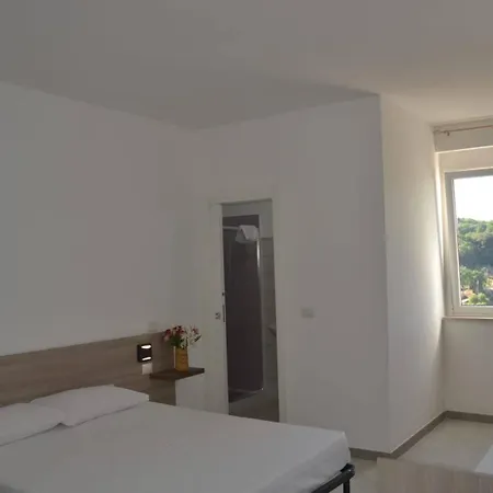 Couette-café Uria Monolocali Con E Senza Angolo Cottura Ischitella